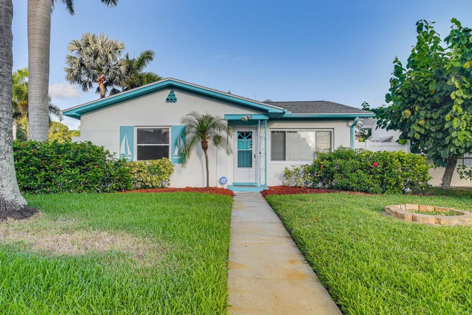 Lovely St Pete Beach Cottage, Walk to Beach & Town House in Gulfport