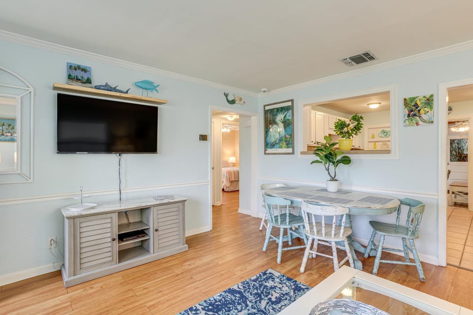 Lovely St Pete Beach Cottage, Walk to Beach & Town House in Gulfport