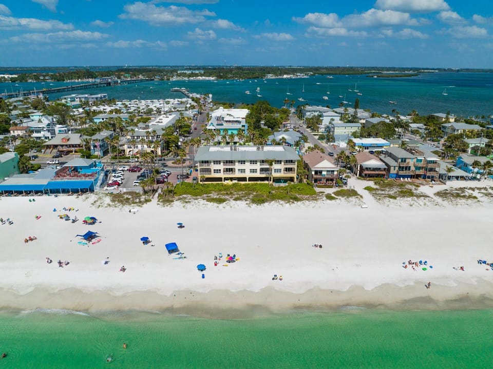 Direct Beach Front Apartment in Bradenton Beach