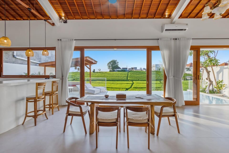 Patio, Living room, Seating area, Dining area, Time of day, furniture, air conditioner