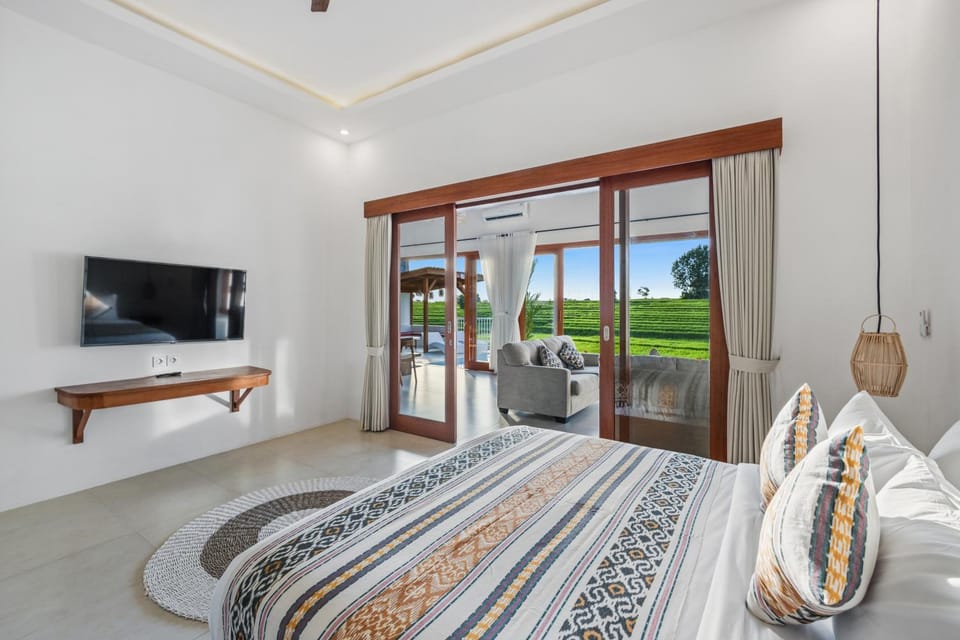 Bed, TV and multimedia, Seating area, Bedroom, Family