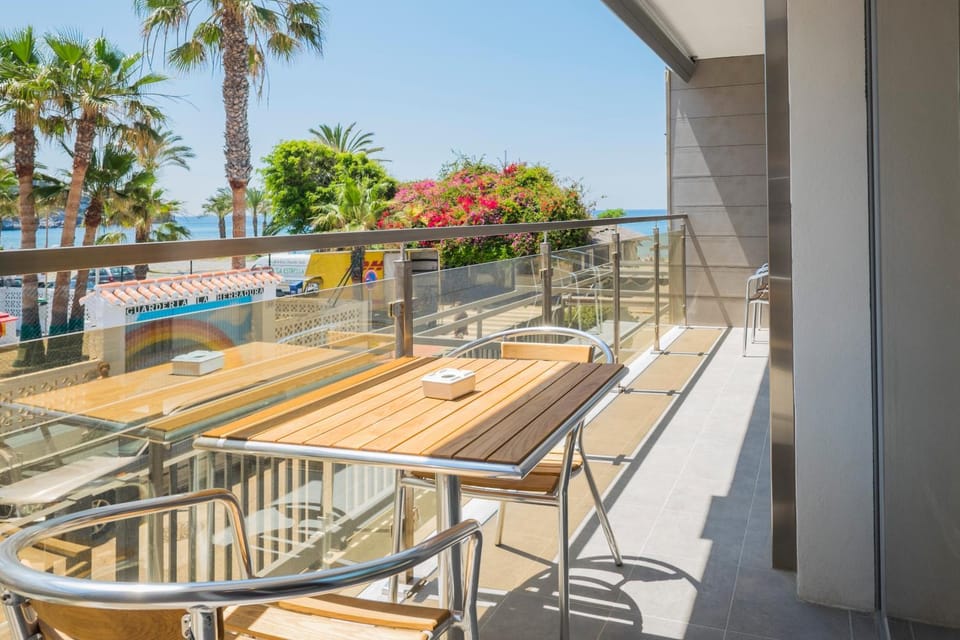 H Boutique la Caleta bay Bed and Breakfast in La Herradura