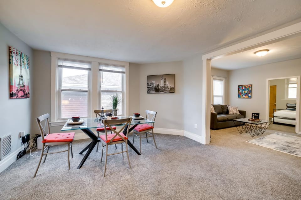 Balcony & Workspace! Apt 5 Mi to Dtwn Pittsburgh Apartment in Pittsburgh