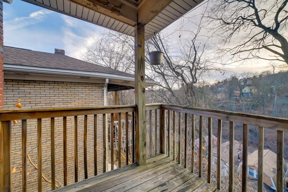 Balcony & Workspace! Apt 5 Mi to Dtwn Pittsburgh Apartment in Pittsburgh