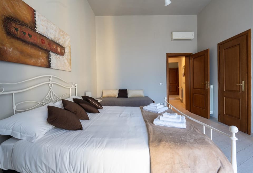 Bed, Photo of the whole room, air conditioner