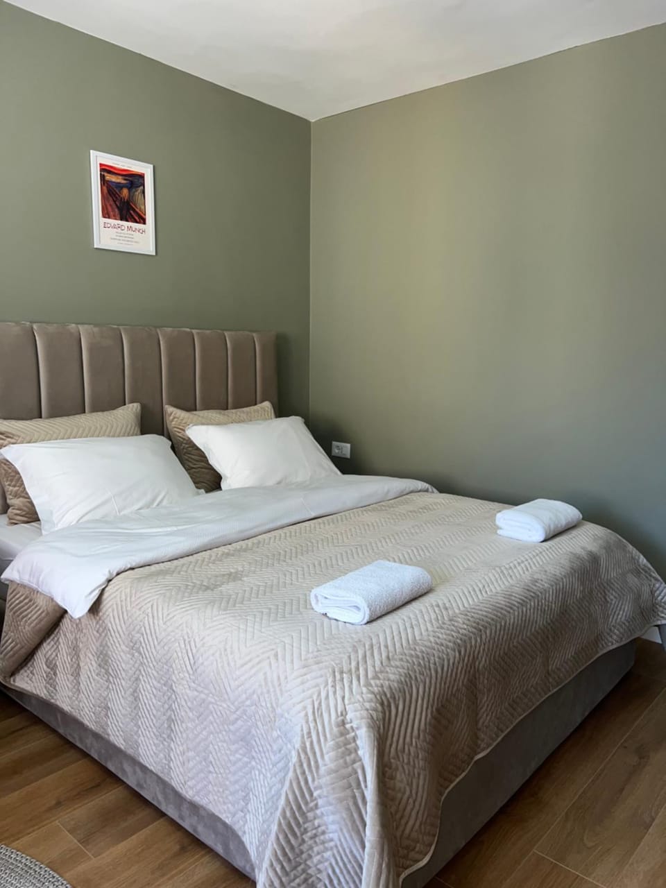 Bed, towels