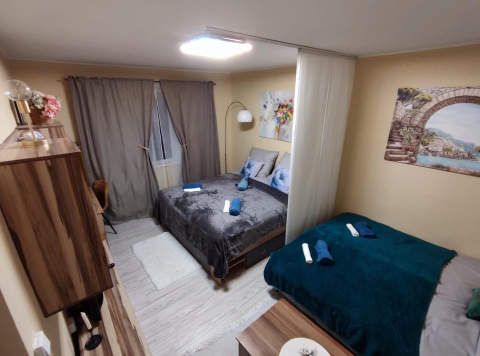 Bedroom, towels