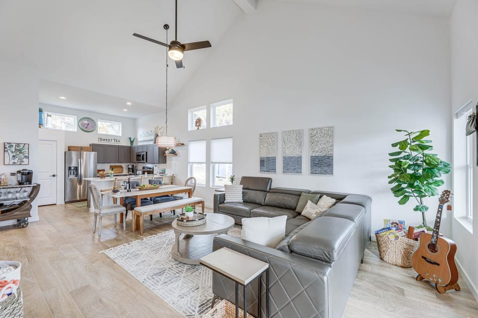 Pet-Friendly Lake LBJ Retreat with Deck and Hot Tub! House in Granite Shoals