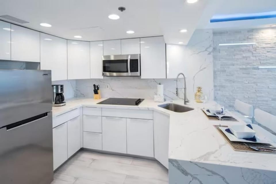 Kitchen or kitchenette, minibar, stove