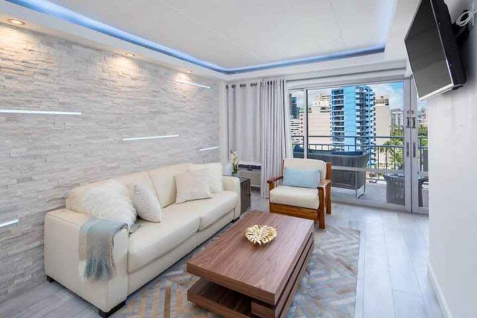 Ilikai's Best Beach Front Executive Suite Apartment hotel in Honolulu