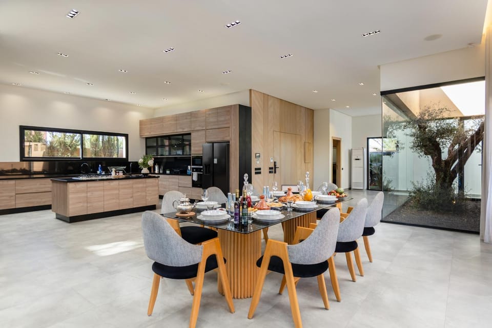 Kitchen or kitchenette, Dining area