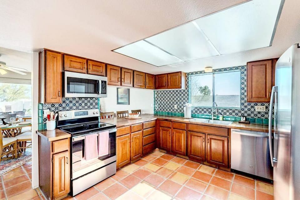 Sabino Canyon Vista - Serene Desert Escape with Pool & Grill, Sleeps 8 Apartment in Catalina Foothills