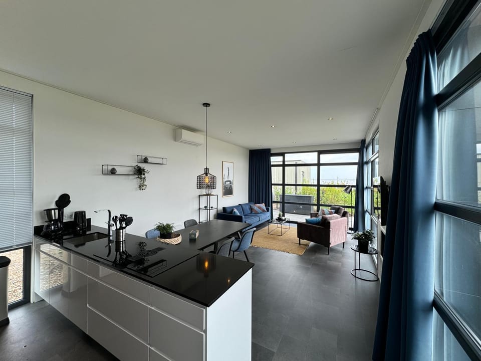 Enkhuizer Strand Chalet Strandpanorama Zweite Reihe mit Zaun Hausnr 203 House in Flevoland, Netherlands