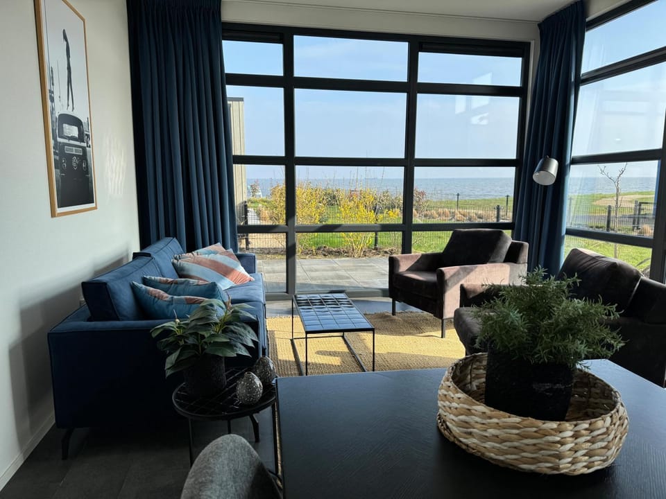 Enkhuizer Strand Chalet Strandpanorama Zweite Reihe mit Zaun Hausnr 203 House in Flevoland, Netherlands