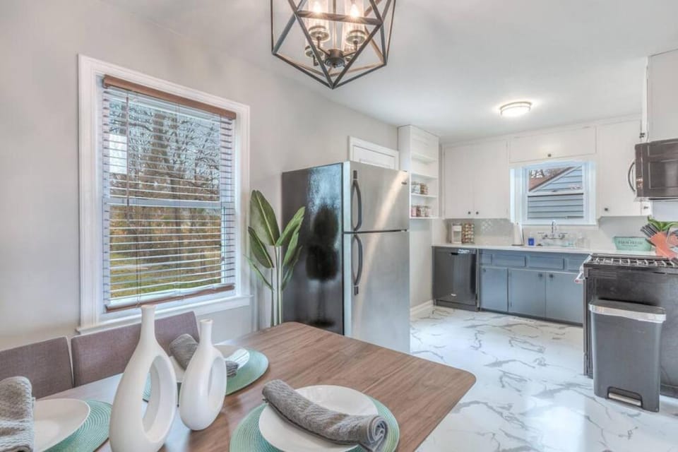 OneCozyPlace Tulsa | King Bed • Expo•TU • Downtown House in Tulsa
