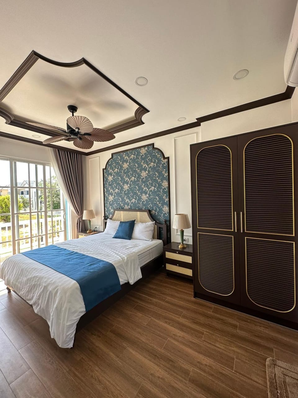 Bed, Photo of the whole room, Bedroom, fireplace, towels, wardrobe, air conditioner