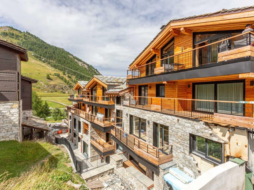Appartement raffiné avec accès direct aux pistes, wifi et parking 2 places - FR-1-694-346 Apartment in Val dIsere