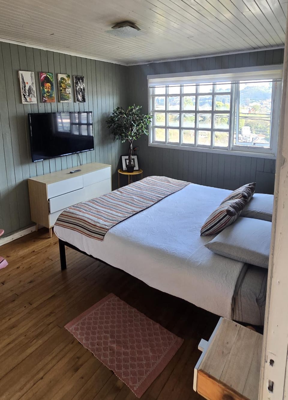 Bed, TV and multimedia, Photo of the whole room, Bedroom