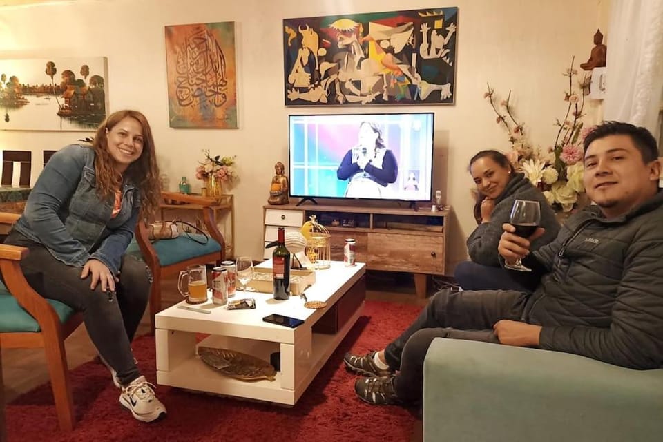 Communal lounge/ TV room, People, TV and multimedia, Living room, Food and drinks, Seating area, Evening entertainment, Guests, Drinks, Alcoholic drinks, group of guests