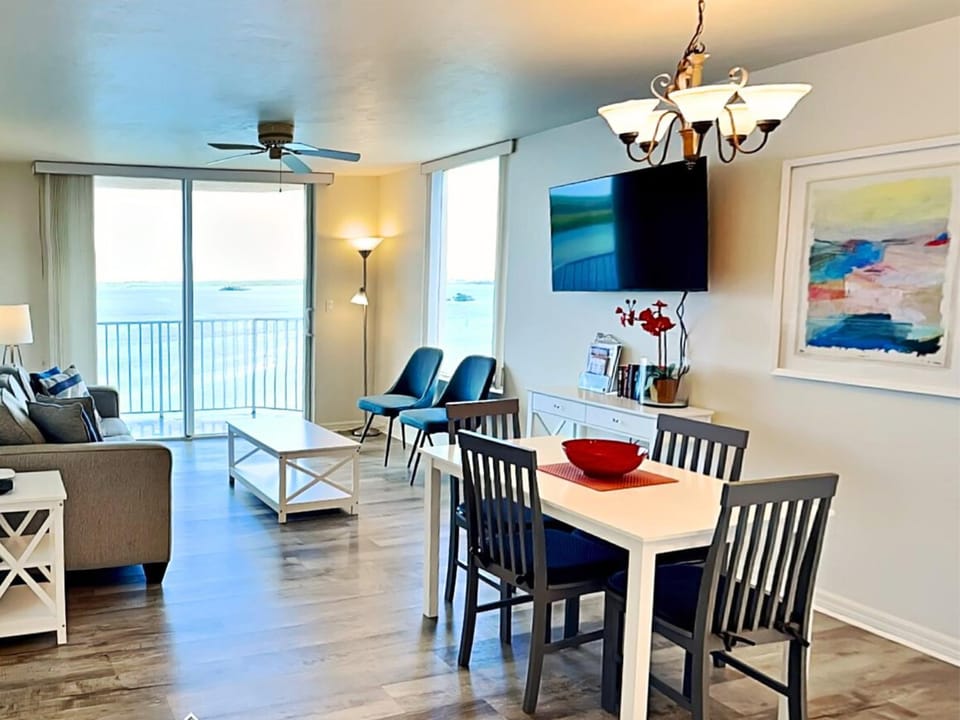 TV and multimedia, View (from property/room), Balcony/Terrace, Living room, Seating area, Dining area, Sea view, furniture