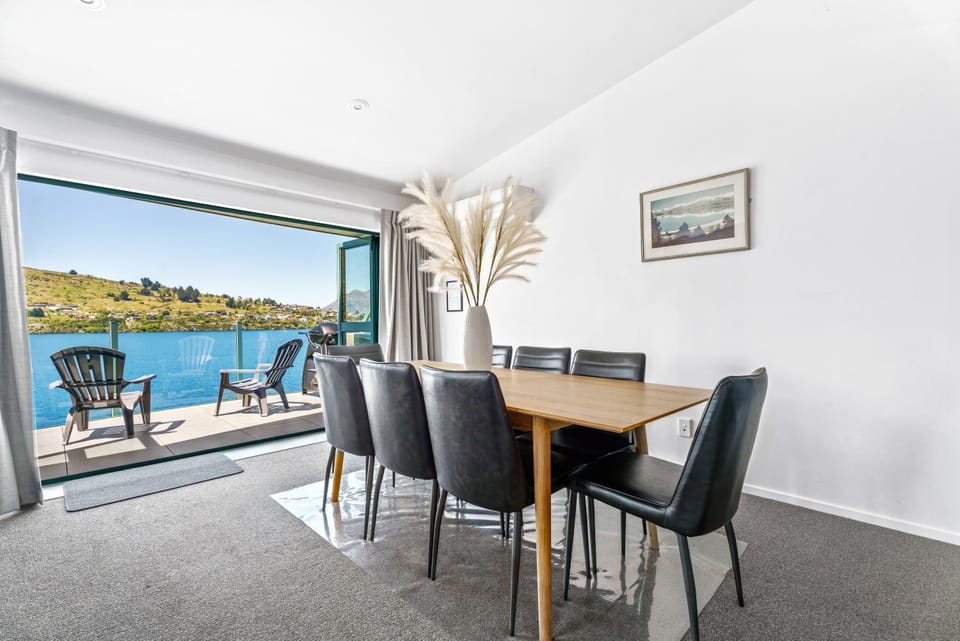 Natural landscape, Balcony/Terrace, Living room, Seating area, Dining area, Lake view, Mountain view