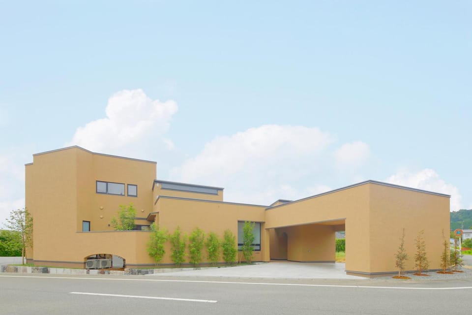 Property building, Activities, BBQ facilities, Golfcourse, Nightclub / DJ, Cycling, Sports, Family, locker