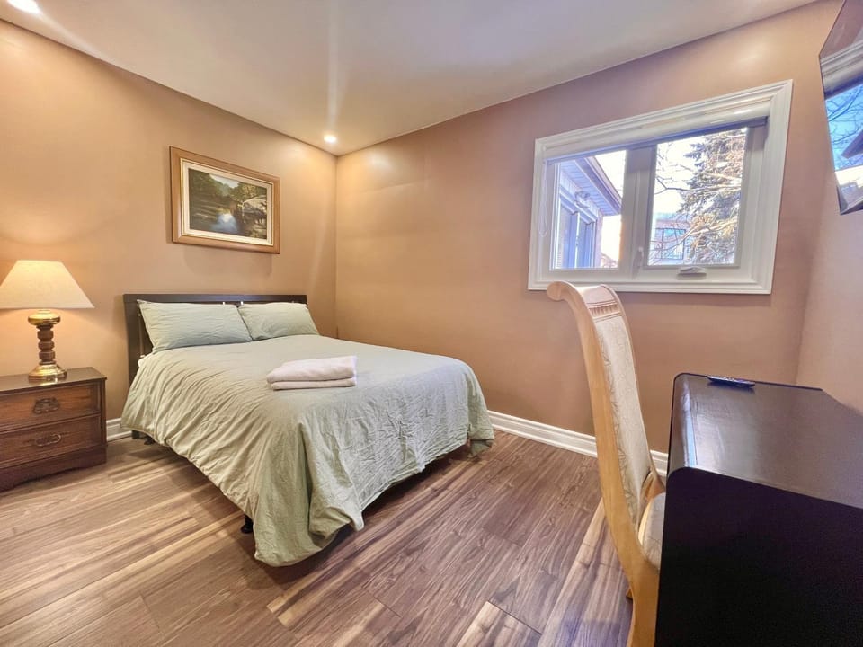 Bed, TV and multimedia, Photo of the whole room, Bedroom