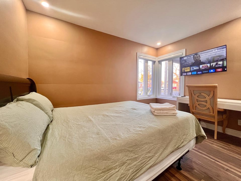 Bed, TV and multimedia, Photo of the whole room, Bedroom
