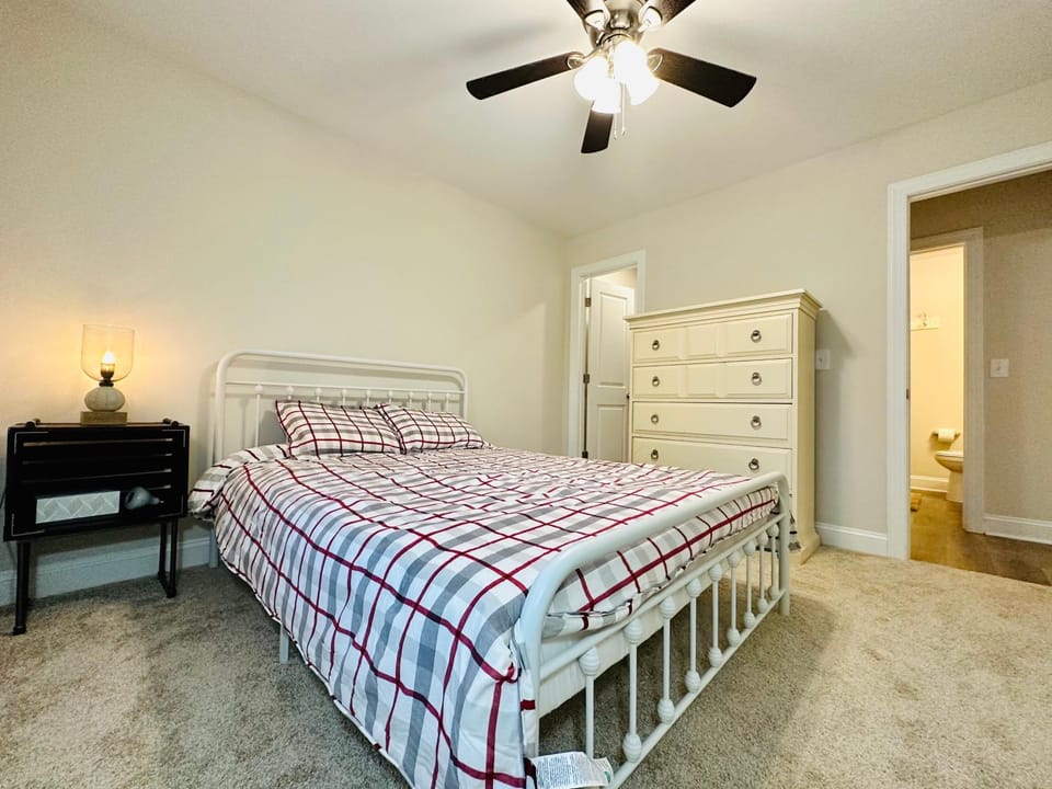 SHARED HOUSE Bedroom for rent SEPARATELY Brand NEW Home! Bed and Breakfast in Gastonia