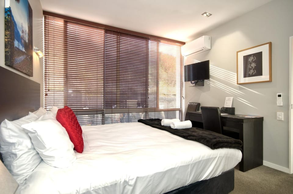 Seating area, Evening entertainment, Bedroom