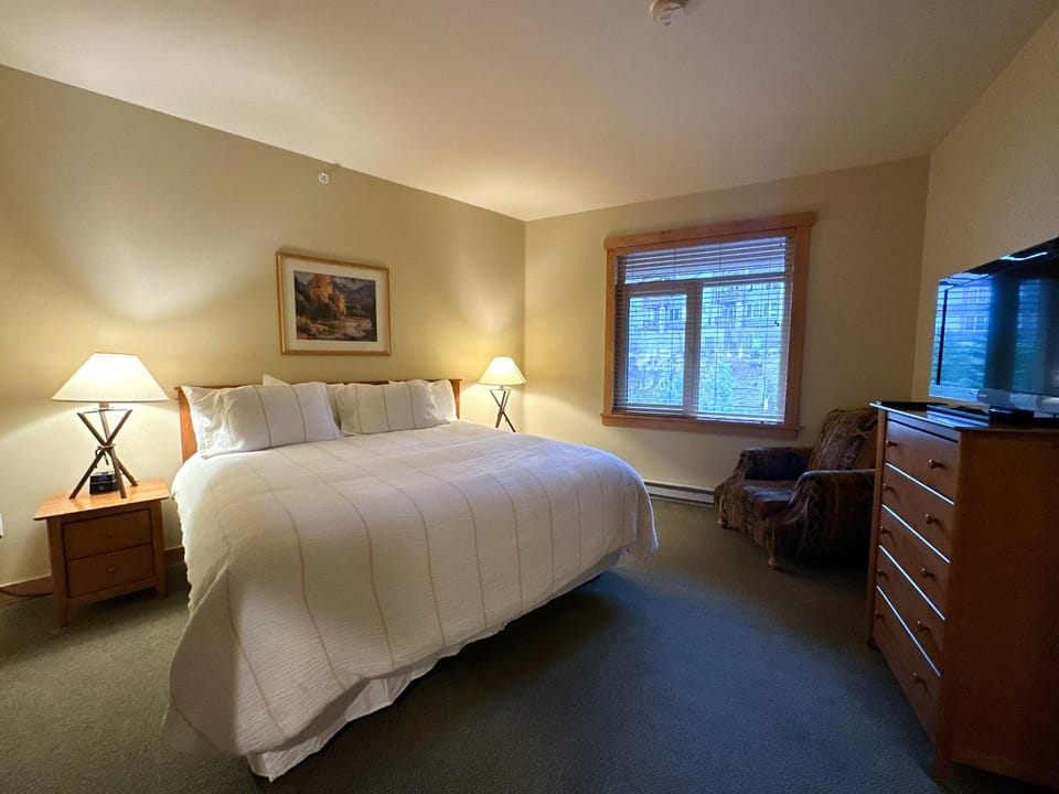 Ski-in/Ski-out with views at Sunstone House in Mammoth Lakes