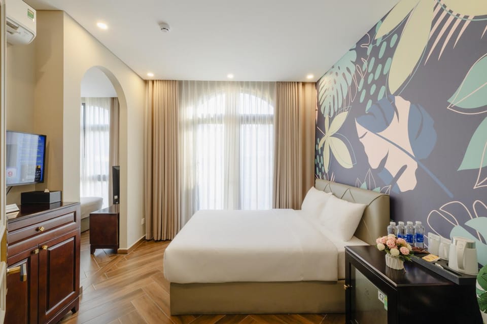 Bed, TV and multimedia, Evening entertainment, Bedroom, air conditioner