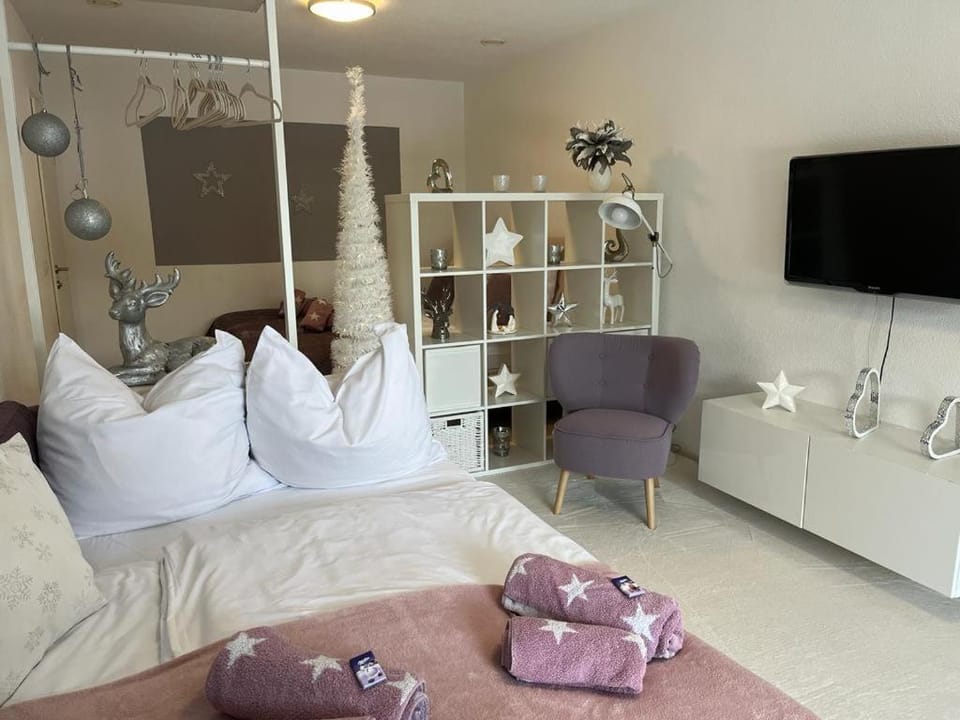 Communal lounge/ TV room, Bed, TV and multimedia, Living room, Photo of the whole room, Seating area