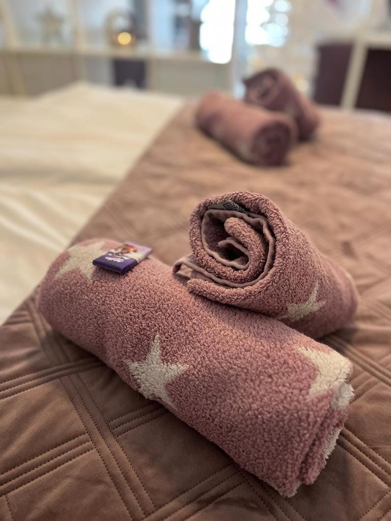 Bed, towels