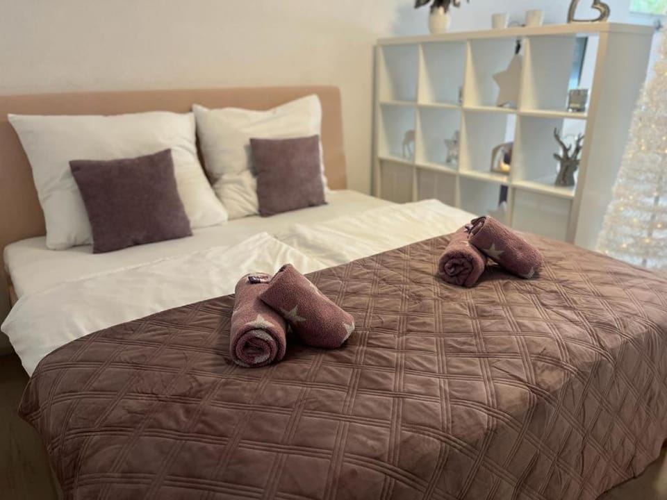 Bed, Bedroom, towels
