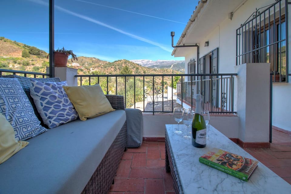 Patio, Natural landscape, View (from property/room), Balcony/Terrace, Seating area, Mountain view