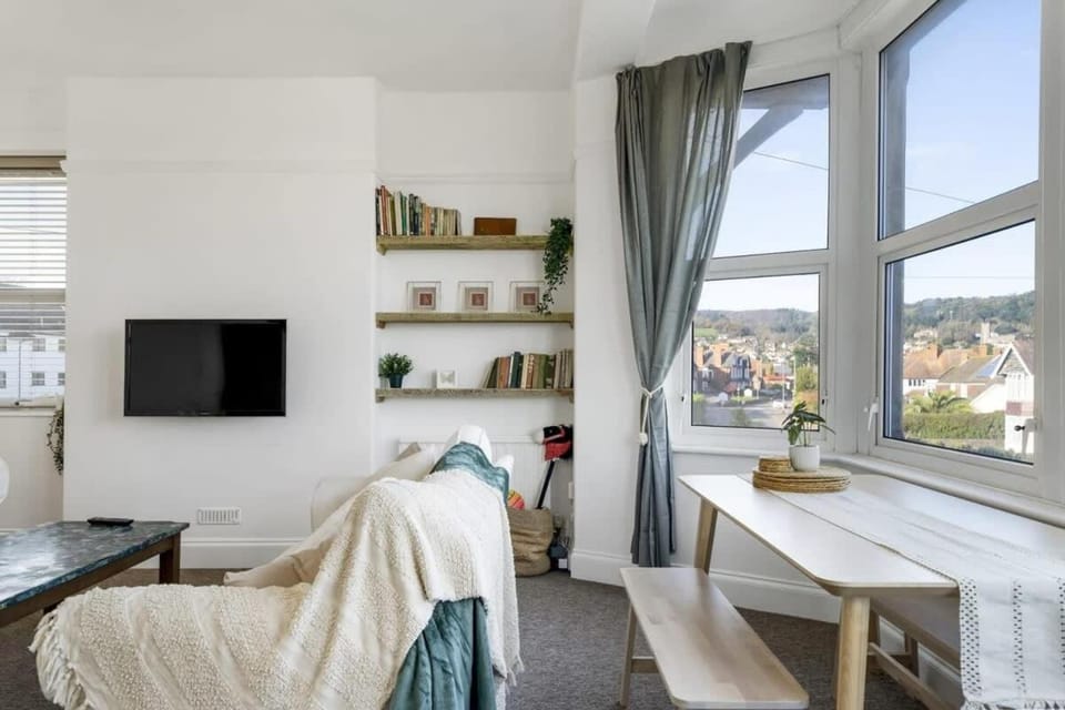 Bright Apartment w Parking & Distant Sea Views Apartment in Minehead