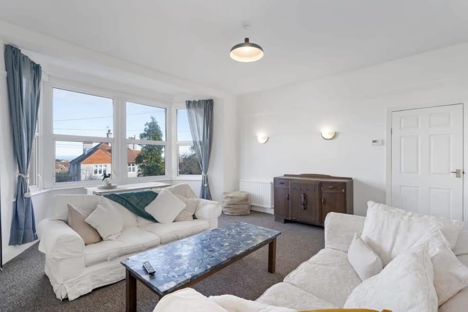 Bright Apartment w Parking & Distant Sea Views Apartment in Minehead