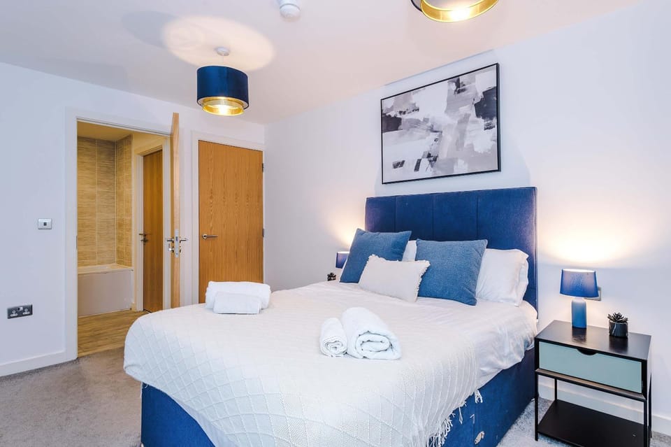 Modern 2 Bed Apartment With Balcony By Host A Home Apartment in Salford