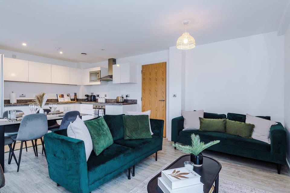 Modern 2 Bed Apartment With Balcony By Host A Home Apartment in Salford