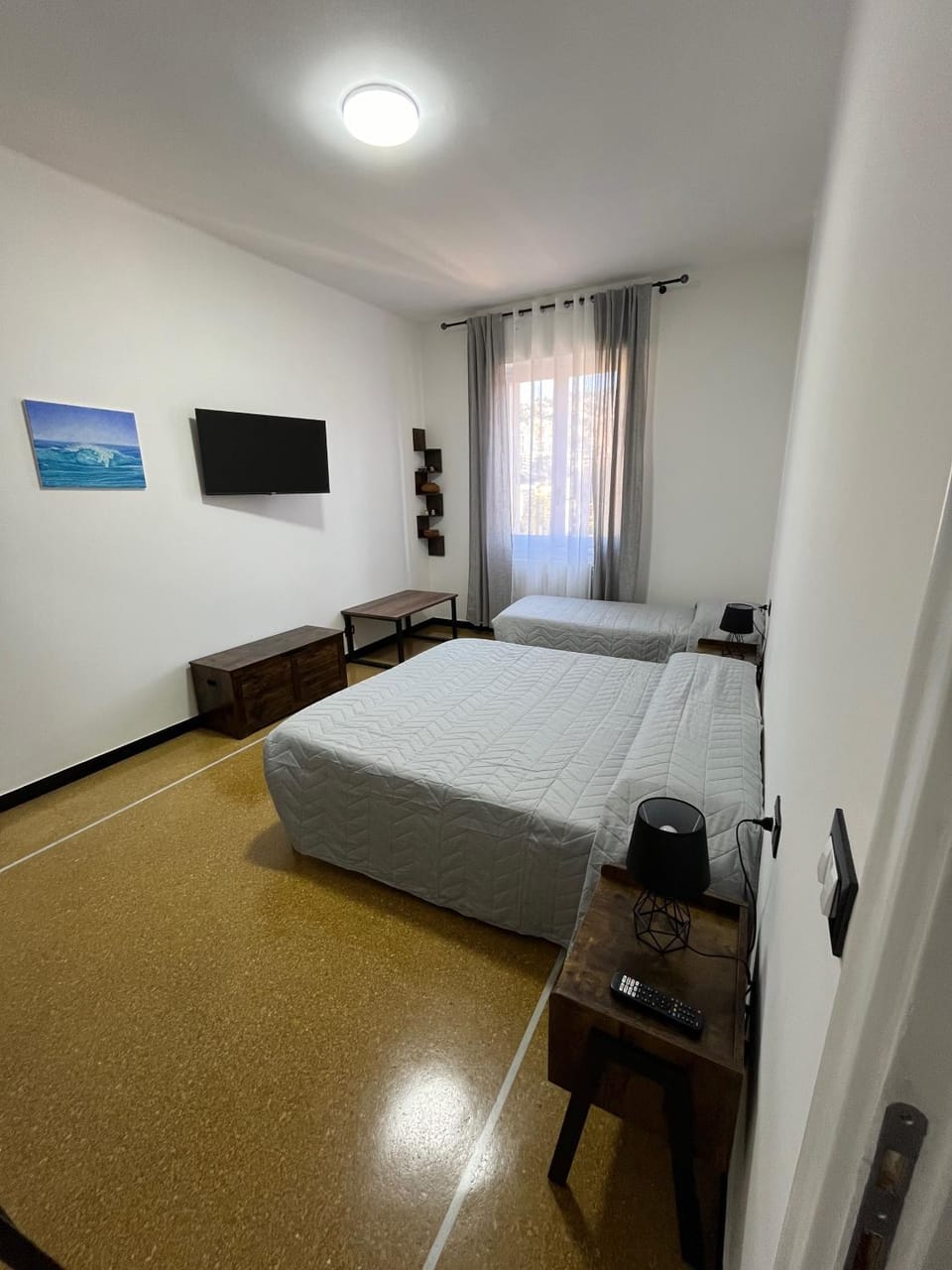 Bed, TV and multimedia, Photo of the whole room, Bedroom