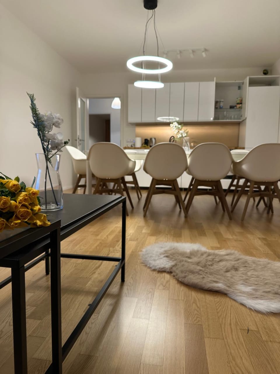 Kitchen or kitchenette, Living room, Seating area, Dining area