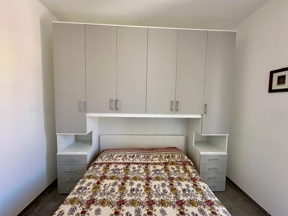 Bed, Photo of the whole room, Bedroom, hair dresser, wardrobe