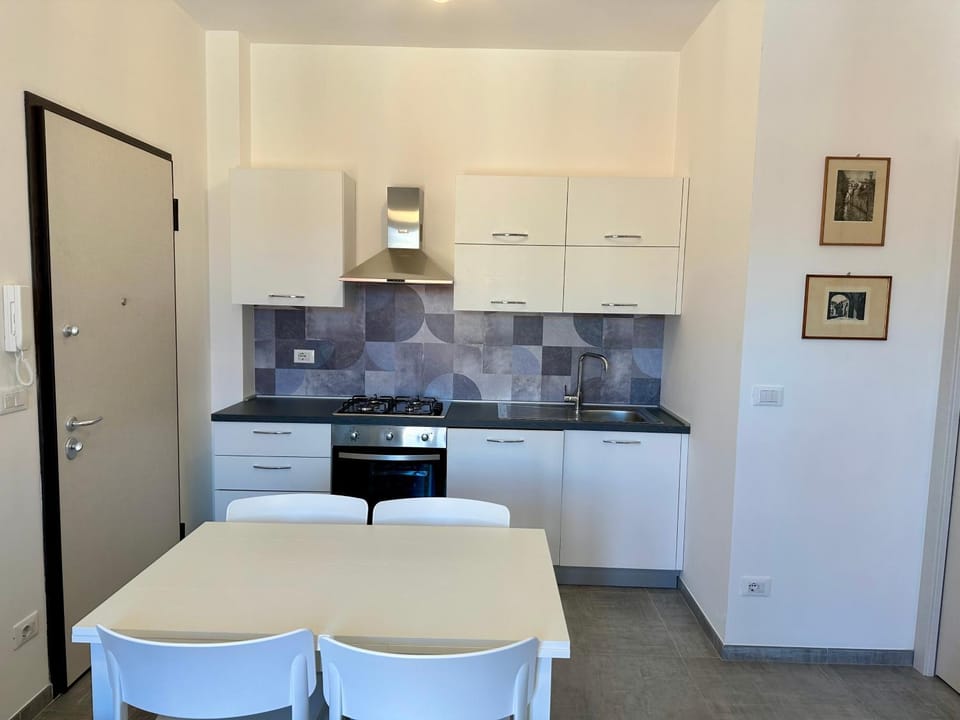Kitchen or kitchenette, Dining area, minibar, oven, pet friendly, stove