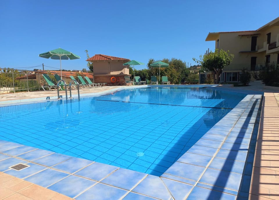 Pool view, Swimming pool, sunbed