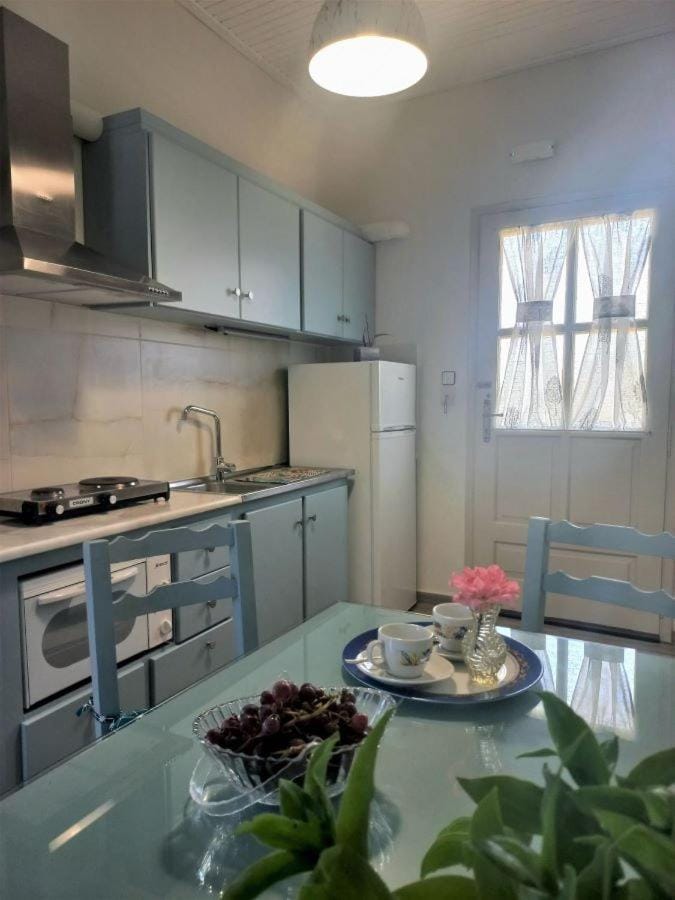 Kitchen or kitchenette, Food and drinks, Dining area, Food, oven, stove