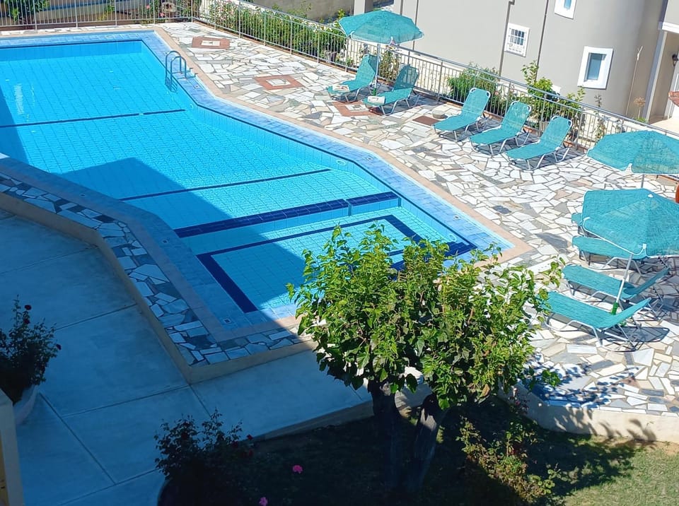 Pool view, Swimming pool, sunbed