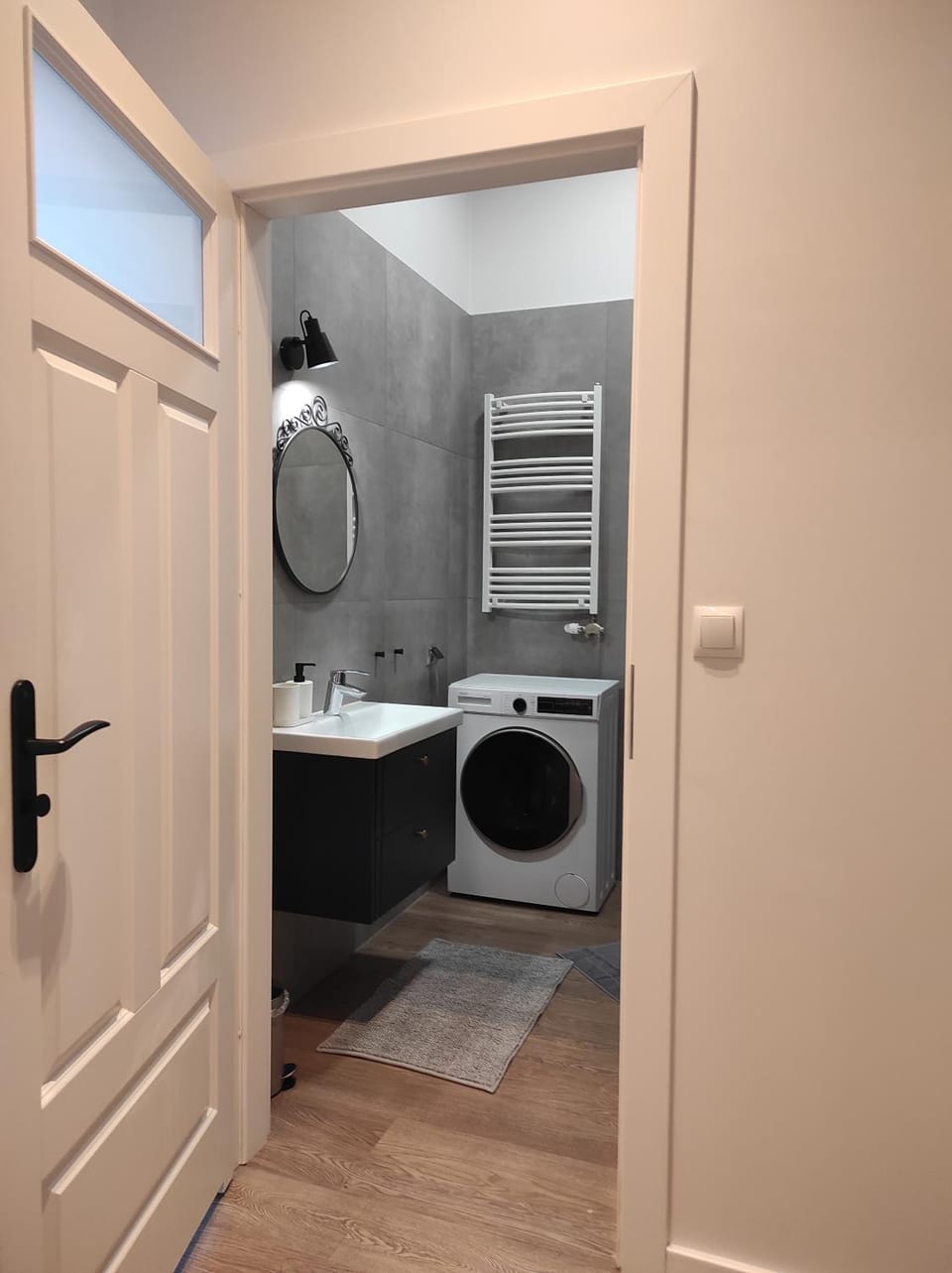 Bathroom, towels, washing machine