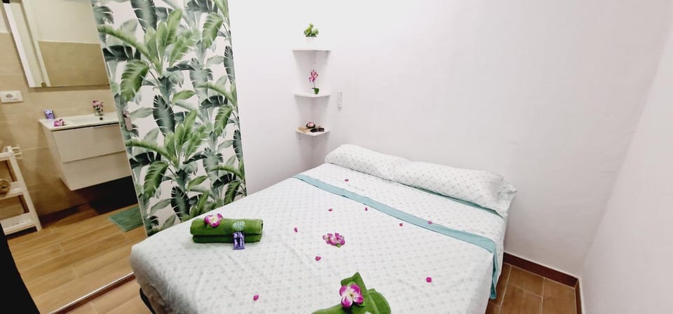 Bed, Bathroom, Photo of the whole room, Bedroom, towels