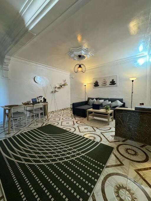 Living room, Seating area, Dining area, fireplace